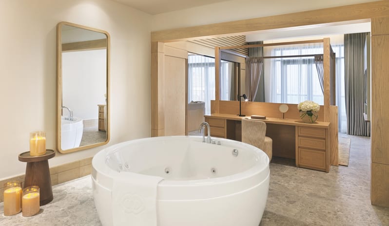 Signature Palm Honeymoon Suite Bathroom